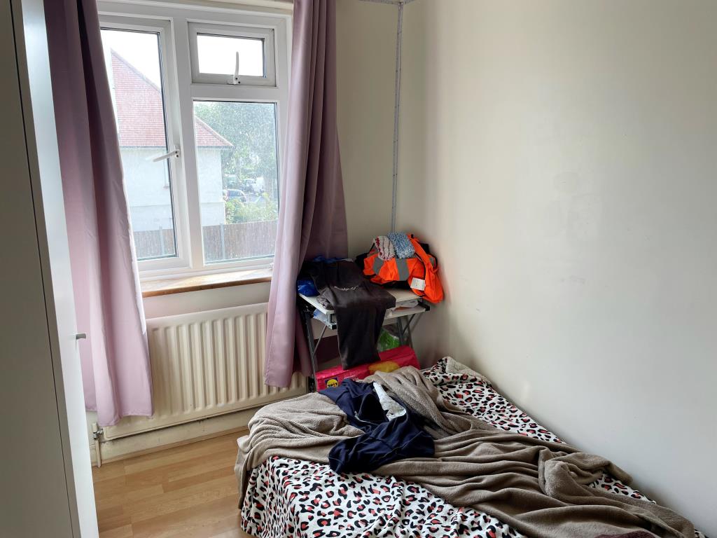 Lot: 76 - END-TERRACE HOUSE FOR INVESTMENT -
